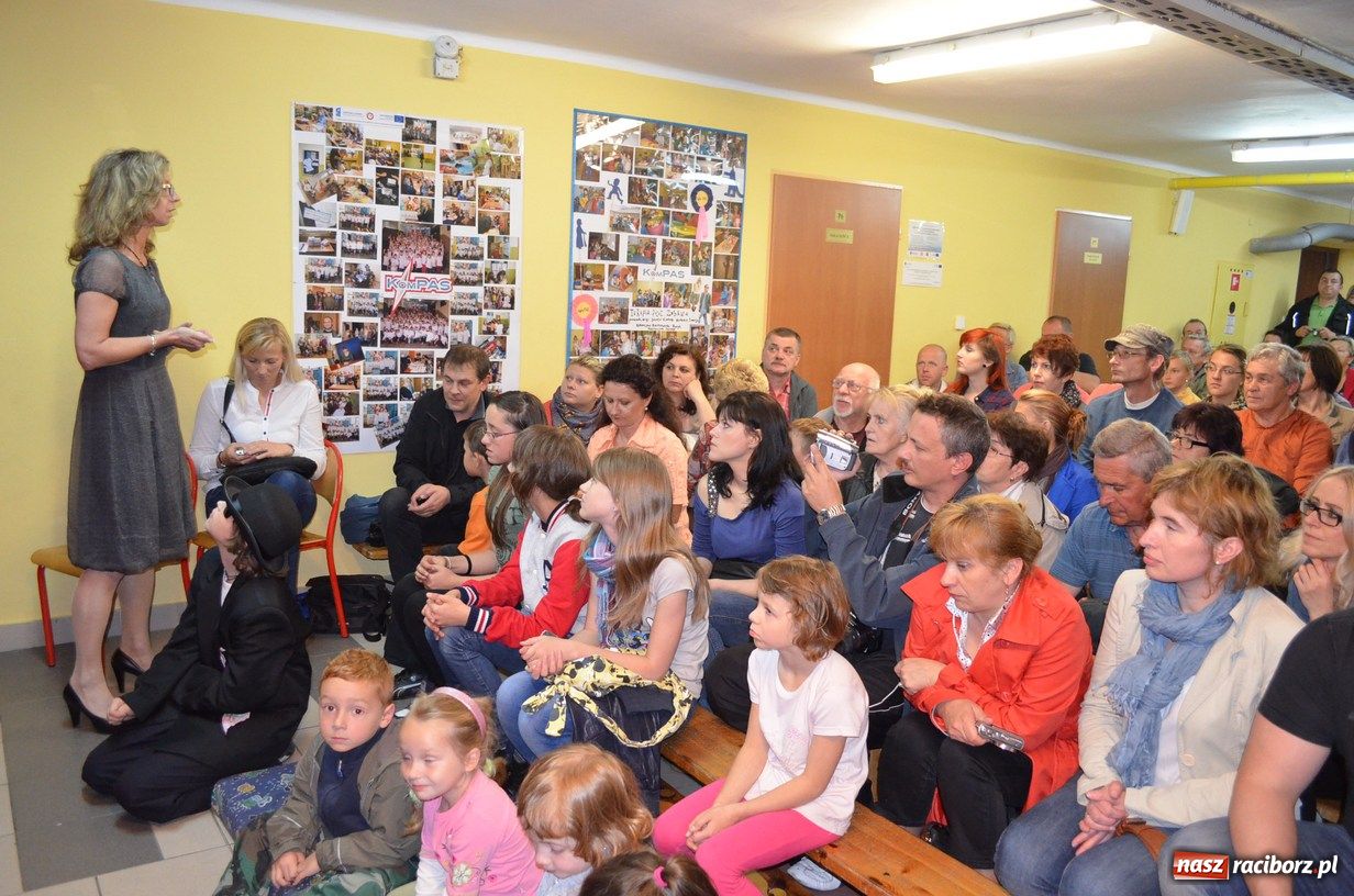 Zdjęcie w galerii na portalu naszraciborz.pl: Kabaretowe show w SP 1 wiadomości z regionu