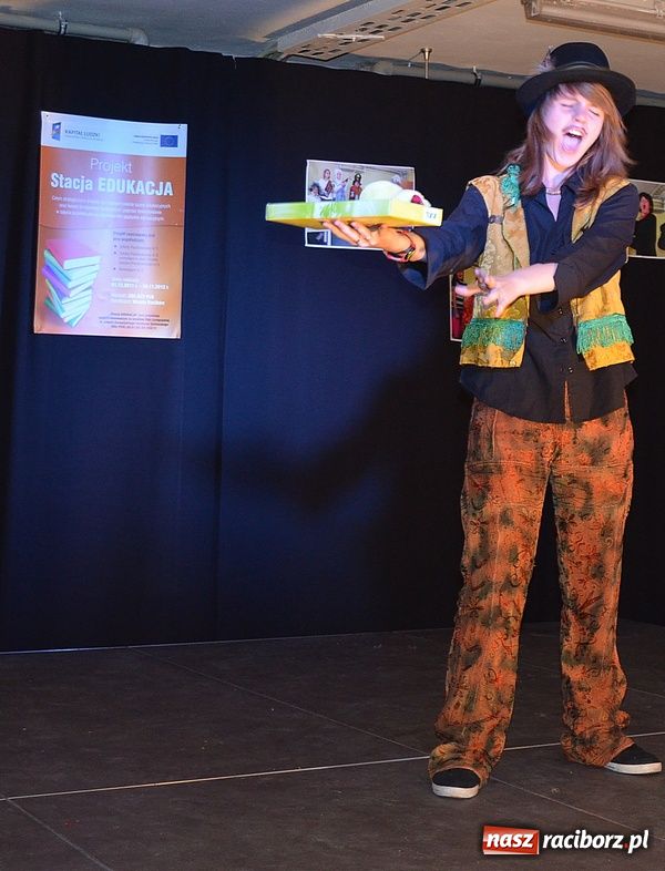 Zdjęcie w galerii na portalu naszraciborz.pl: Kabaretowe show w SP 1 wiadomości z regionu