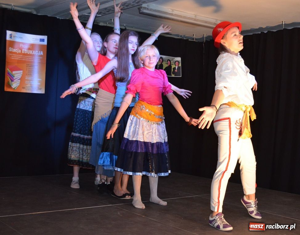 Zdjęcie w galerii na portalu naszraciborz.pl: Kabaretowe show w SP 1 wiadomości z regionu