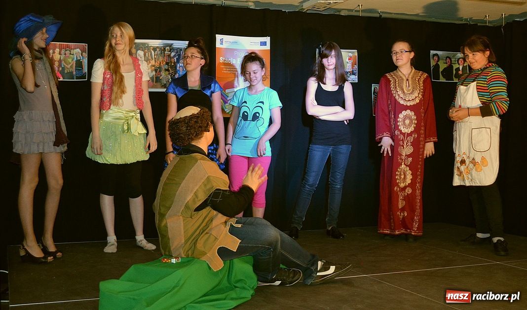 Zdjęcie w galerii na portalu naszraciborz.pl: Kabaretowe show w SP 1 wiadomości z regionu