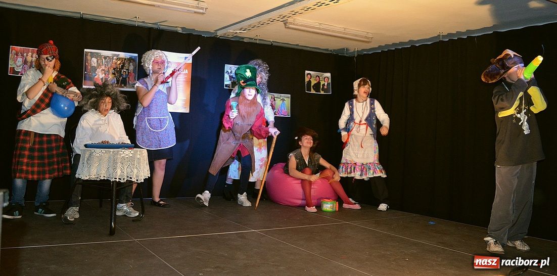 Zdjęcie w galerii na portalu naszraciborz.pl: Kabaretowe show w SP 1 wiadomości z regionu