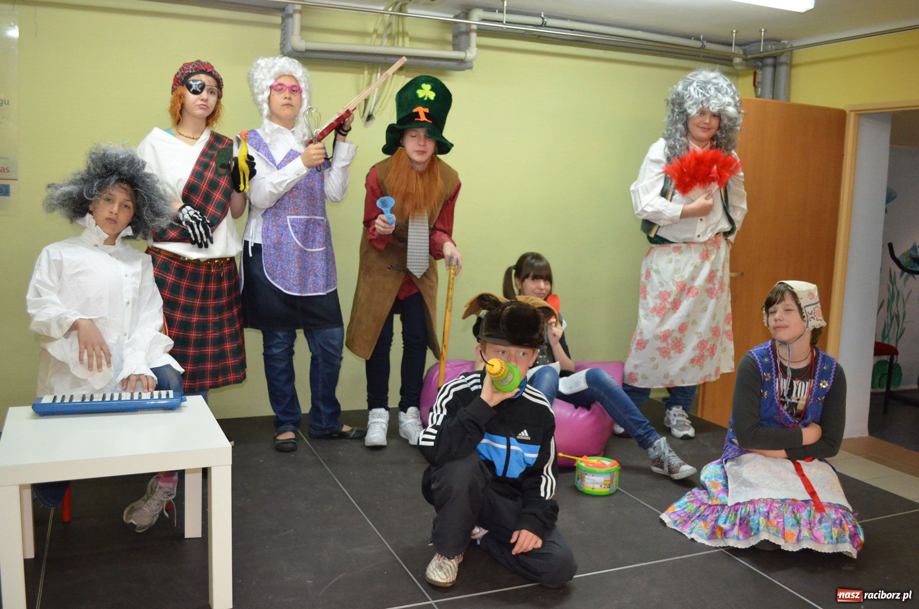 Zdjęcie w galerii na portalu naszraciborz.pl: Kabaretowe show w SP 1 wiadomości z regionu