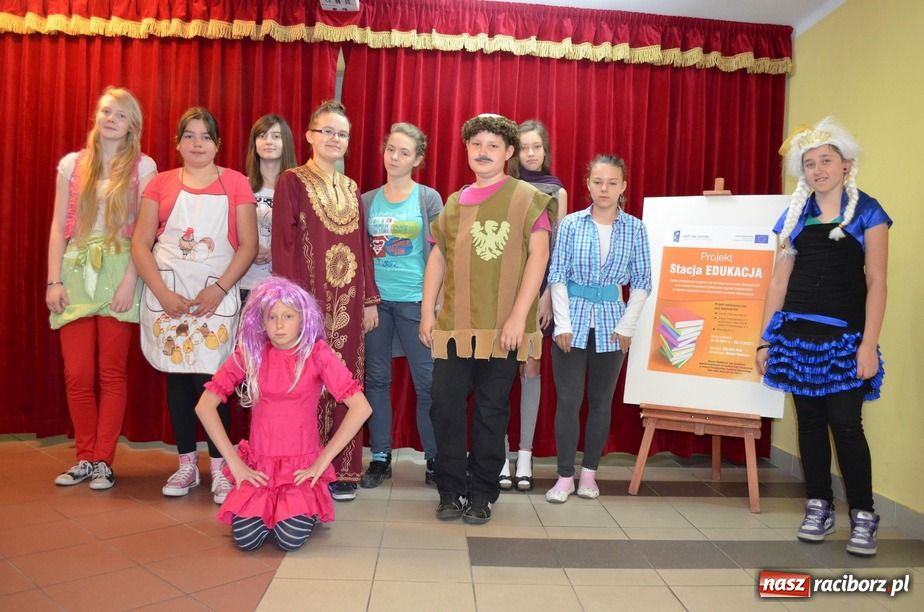 Zdjęcie w galerii na portalu naszraciborz.pl: Kabaretowe show w SP 1 wiadomości z regionu