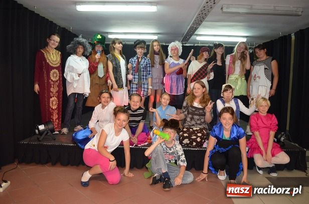 Zdjęcie w galerii na portalu naszraciborz.pl: Kabaretowe show w SP 1 wiadomości z regionu