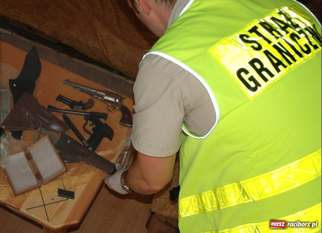 Zdjęcie w galerii na portalu naszraciborz.pl: 50-latek z Rybnickiego wyrabiał broń wiadomości z regionu