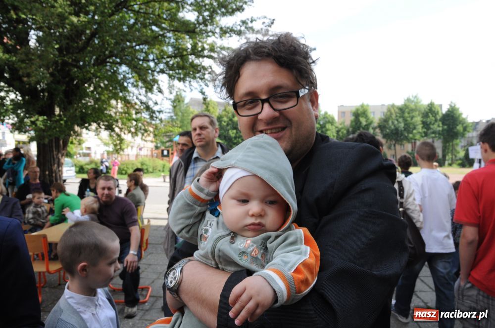 Zdjęcie w galerii na portalu naszraciborz.pl: Prezydent obiecał, rodzice przypomnieli wiadomości z regionu