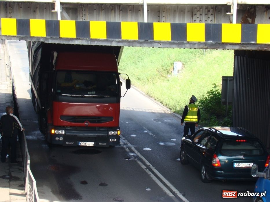 Zdjęcie w galerii na portalu naszraciborz.pl: Wbił się w wiadukt na Bosackiej wiadomości z regionu
