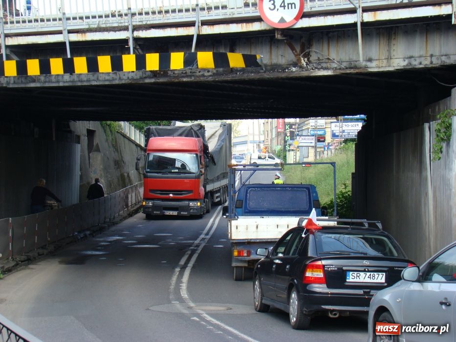 Zdjęcie w galerii na portalu naszraciborz.pl: Wbił się w wiadukt na Bosackiej wiadomości z regionu