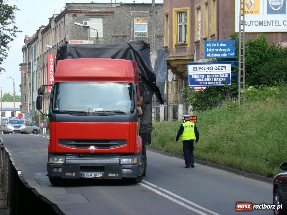 Zdjęcie w galerii na portalu naszraciborz.pl: Wbił się w wiadukt na Bosackiej wiadomości z regionu