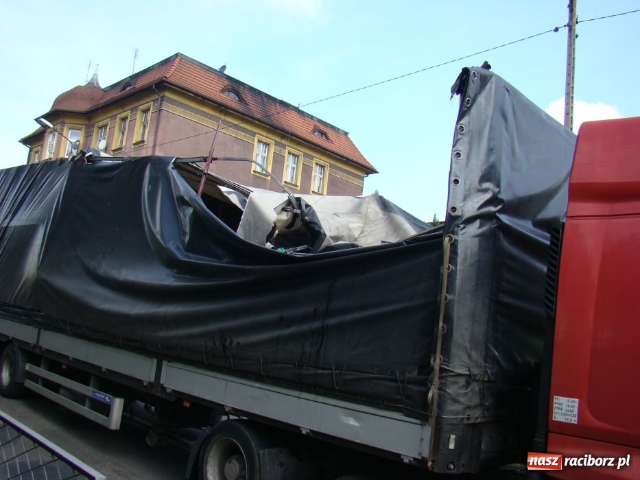 Zdjęcie w galerii na portalu naszraciborz.pl: Wbił się w wiadukt na Bosackiej wiadomości z regionu