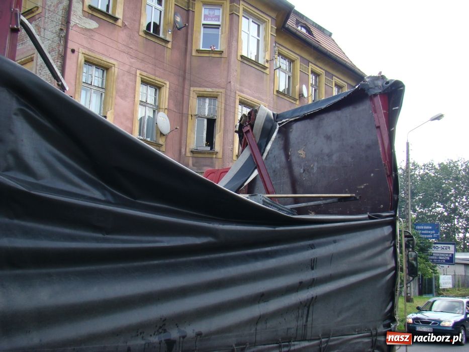 Zdjęcie w galerii na portalu naszraciborz.pl: Wbił się w wiadukt na Bosackiej wiadomości z regionu