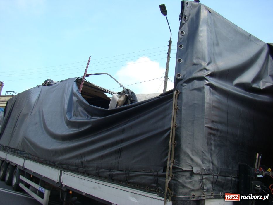 Zdjęcie w galerii na portalu naszraciborz.pl: Wbił się w wiadukt na Bosackiej wiadomości z regionu