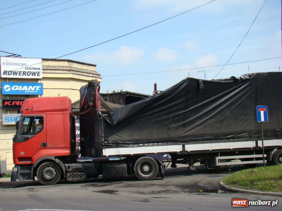 Zdjęcie w galerii na portalu naszraciborz.pl: Wbił się w wiadukt na Bosackiej wiadomości z regionu