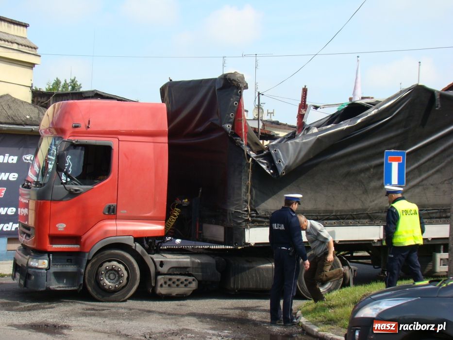Zdjęcie w galerii na portalu naszraciborz.pl: Wbił się w wiadukt na Bosackiej wiadomości z regionu
