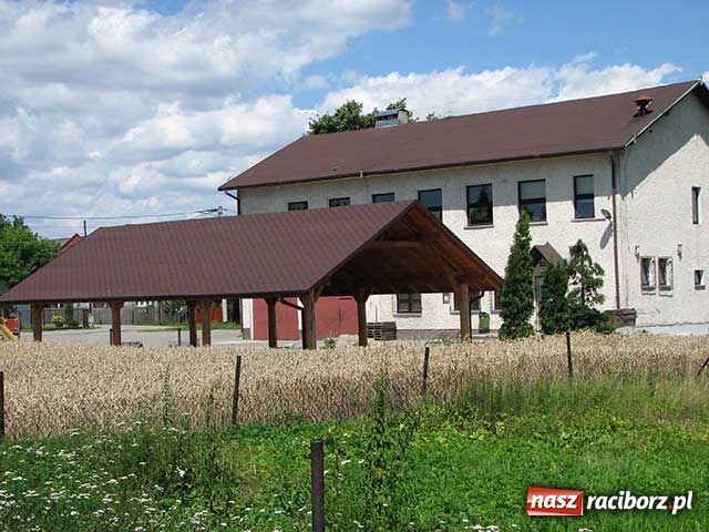 Zdjęcie w galerii na portalu naszraciborz.pl: Roszków ma swoją wiatę wiadomości z regionu