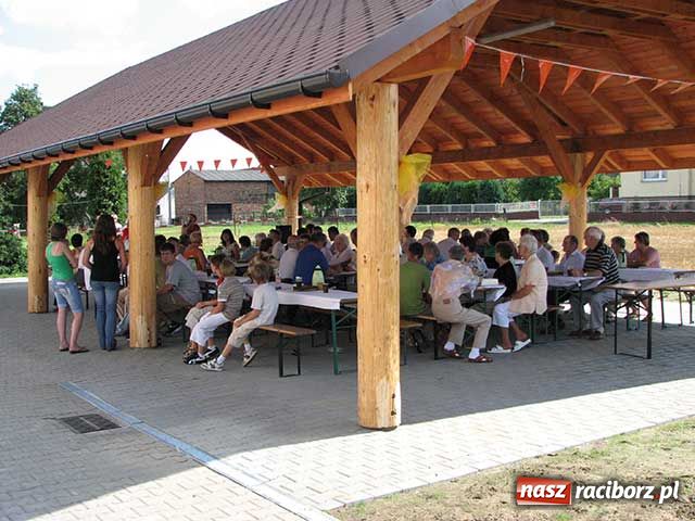 Zdjęcie w galerii na portalu naszraciborz.pl: Roszków ma swoją wiatę wiadomości z regionu