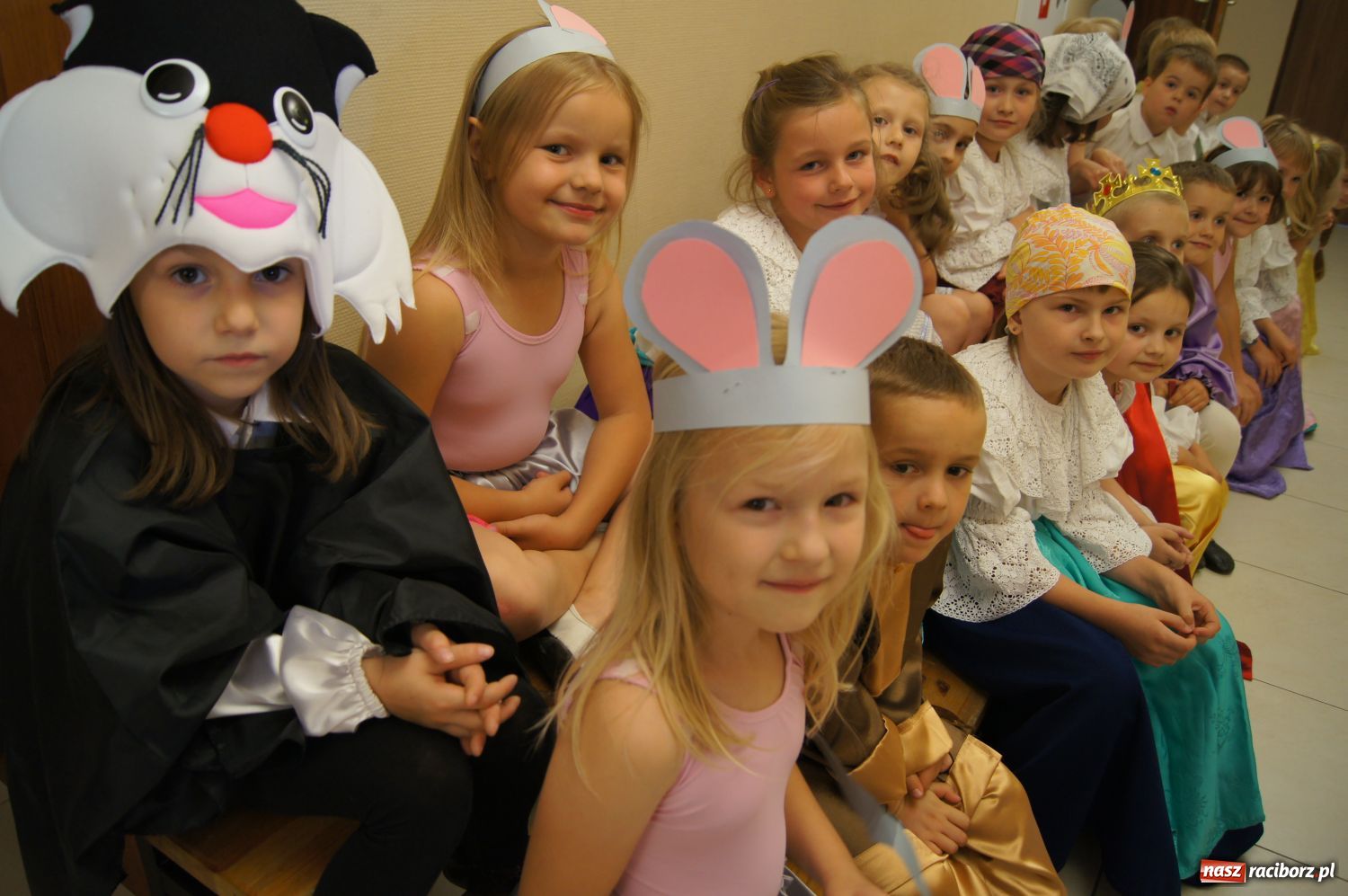 Zdjęcie w galerii na portalu naszraciborz.pl: Mali kibice wystąpili w RCK-u wiadomości z regionu