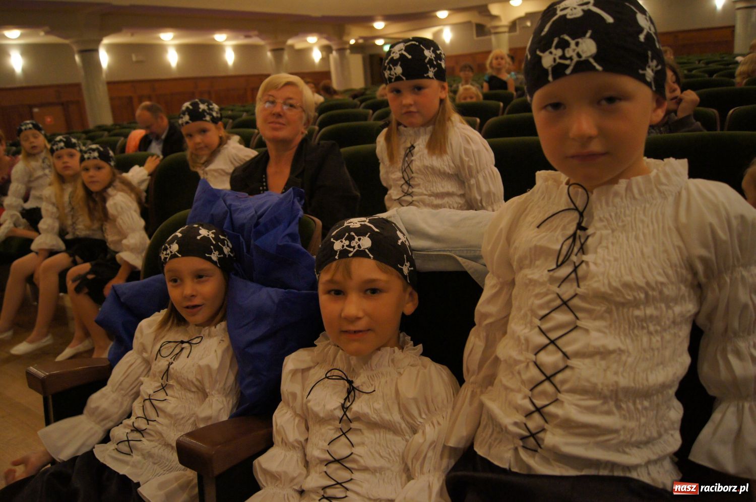 Zdjęcie w galerii na portalu naszraciborz.pl: Mali kibice wystąpili w RCK-u wiadomości z regionu