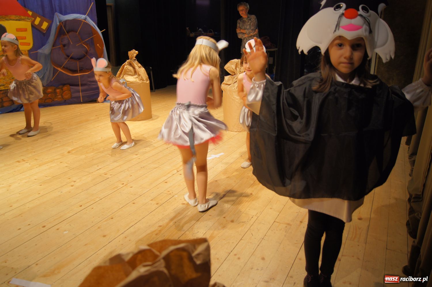 Zdjęcie w galerii na portalu naszraciborz.pl: Mali kibice wystąpili w RCK-u wiadomości z regionu