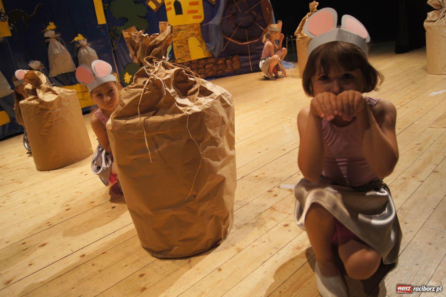 Zdjęcie w galerii na portalu naszraciborz.pl: Mali kibice wystąpili w RCK-u wiadomości z regionu