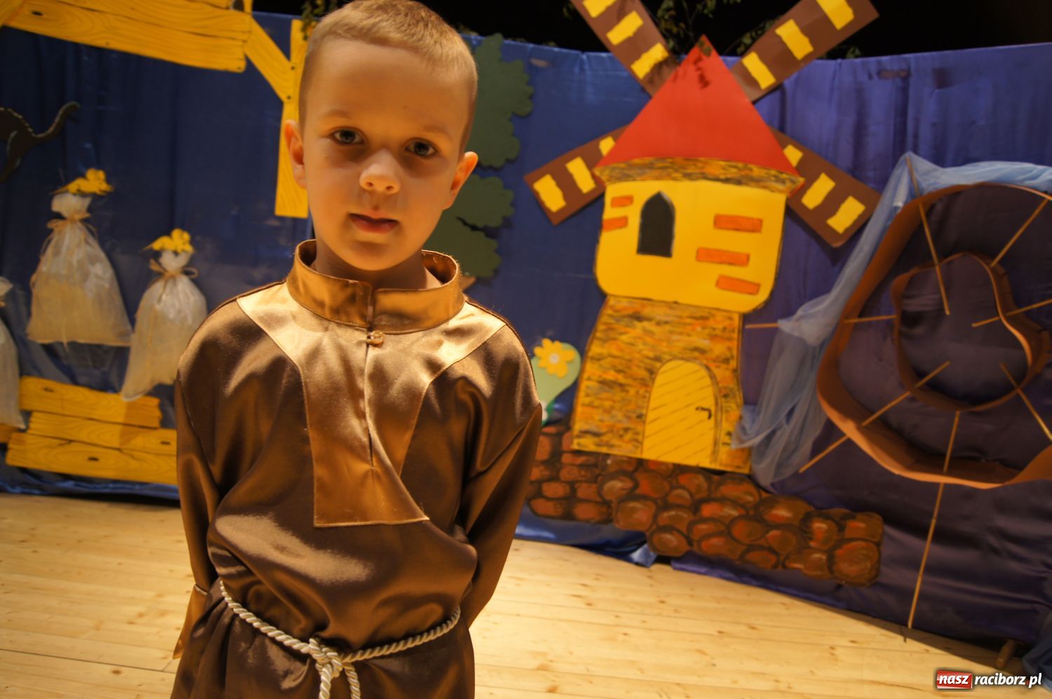 Zdjęcie w galerii na portalu naszraciborz.pl: Mali kibice wystąpili w RCK-u wiadomości z regionu