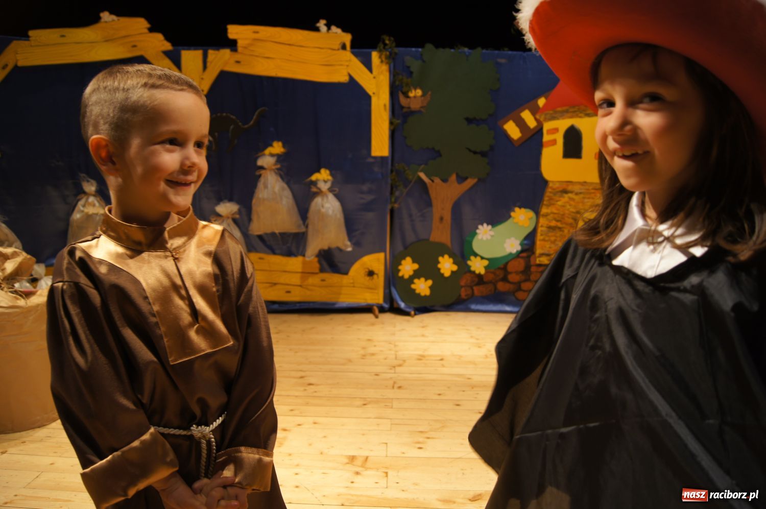 Zdjęcie w galerii na portalu naszraciborz.pl: Mali kibice wystąpili w RCK-u wiadomości z regionu