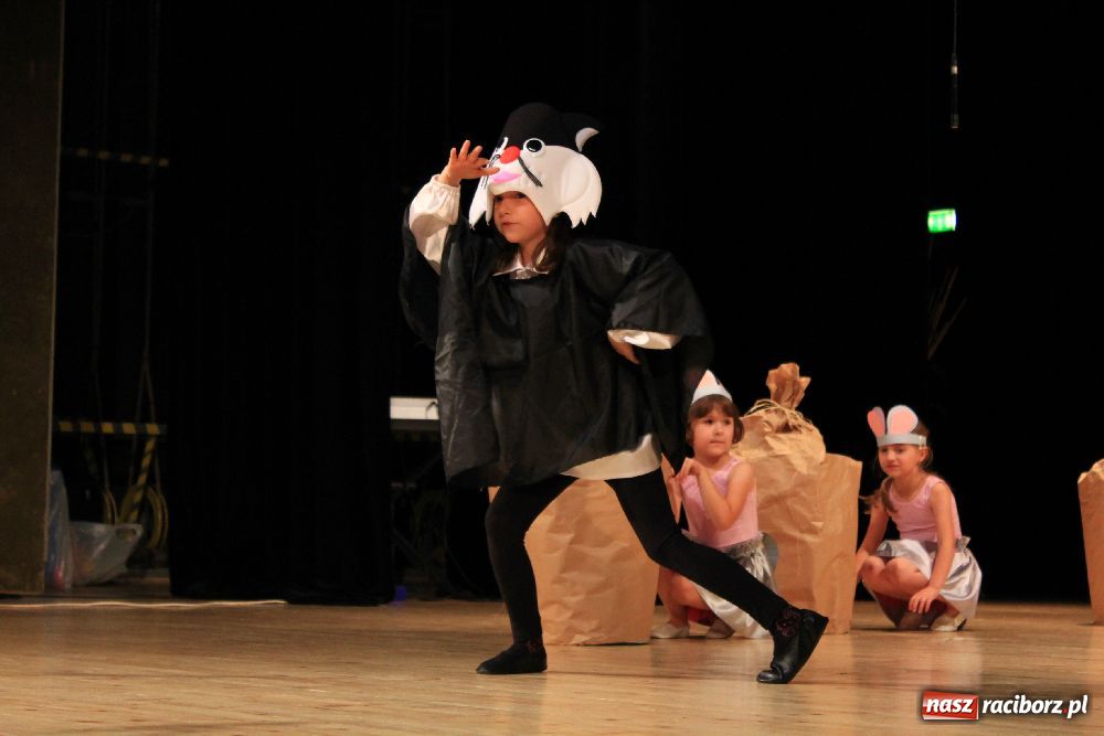 Zdjęcie w galerii na portalu naszraciborz.pl: Mali kibice wystąpili w RCK-u wiadomości z regionu