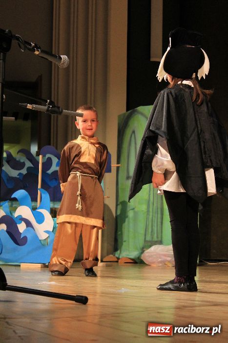 Zdjęcie w galerii na portalu naszraciborz.pl: Mali kibice wystąpili w RCK-u wiadomości z regionu