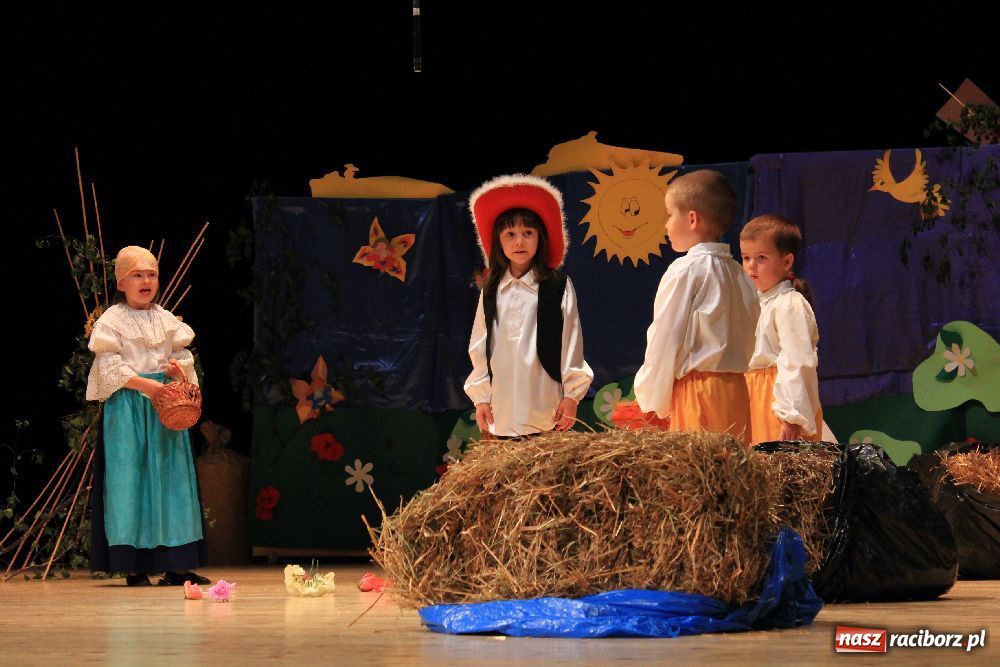 Zdjęcie w galerii na portalu naszraciborz.pl: Mali kibice wystąpili w RCK-u wiadomości z regionu