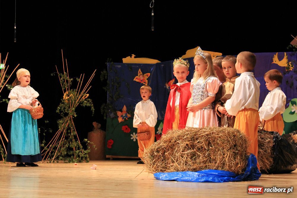 Zdjęcie w galerii na portalu naszraciborz.pl: Mali kibice wystąpili w RCK-u wiadomości z regionu