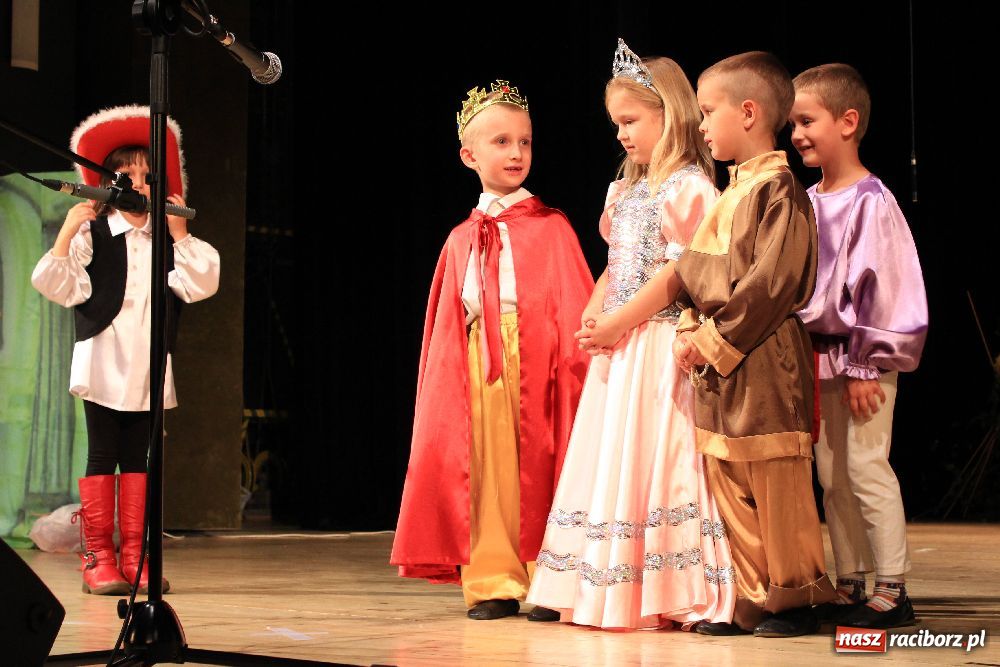 Zdjęcie w galerii na portalu naszraciborz.pl: Mali kibice wystąpili w RCK-u wiadomości z regionu