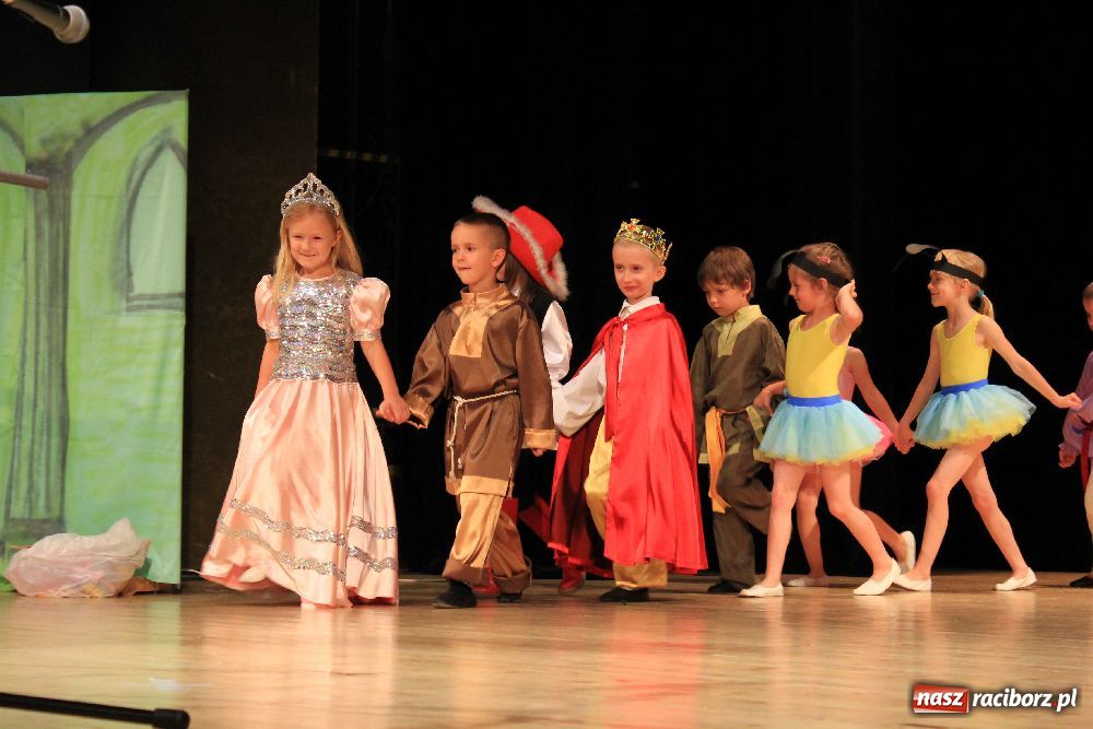 Zdjęcie w galerii na portalu naszraciborz.pl: Mali kibice wystąpili w RCK-u wiadomości z regionu