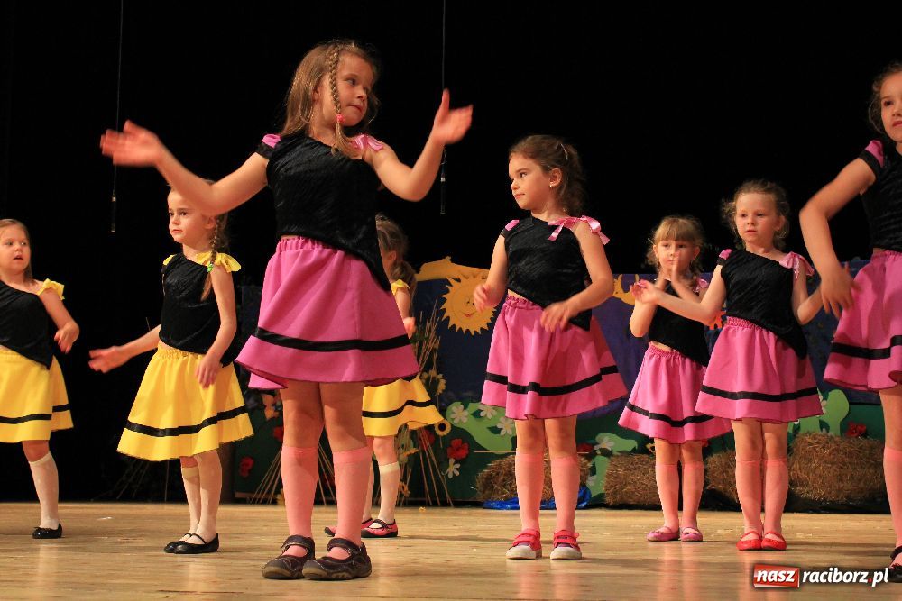 Zdjęcie w galerii na portalu naszraciborz.pl: Mali kibice wystąpili w RCK-u wiadomości z regionu