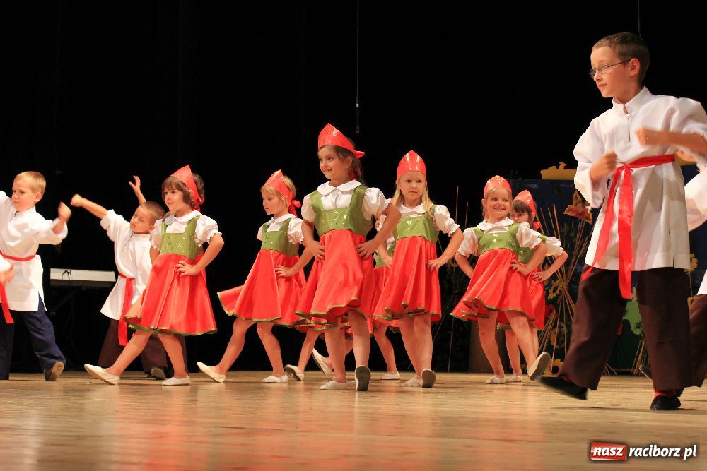 Zdjęcie w galerii na portalu naszraciborz.pl: Mali kibice wystąpili w RCK-u wiadomości z regionu