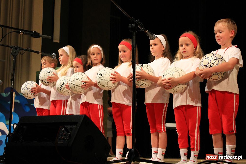 Zdjęcie w galerii na portalu naszraciborz.pl: Mali kibice wystąpili w RCK-u wiadomości z regionu