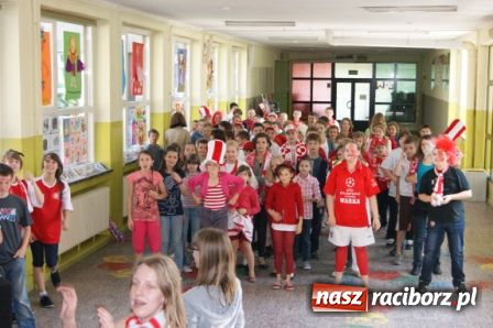 Zdjęcie w galerii na portalu naszraciborz.pl: SP 1 - kibicuje wiadomości z regionu