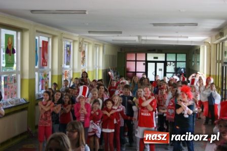 Zdjęcie w galerii na portalu naszraciborz.pl: SP 1 - kibicuje wiadomości z regionu