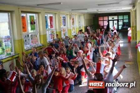 Zdjęcie w galerii na portalu naszraciborz.pl: SP 1 - kibicuje wiadomości z regionu