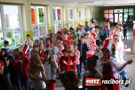 Zdjęcie w galerii na portalu naszraciborz.pl: SP 1 - kibicuje wiadomości z regionu