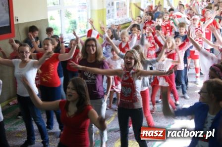 Zdjęcie w galerii na portalu naszraciborz.pl: SP 1 - kibicuje wiadomości z regionu