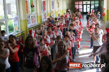Zdjęcie w galerii na portalu naszraciborz.pl: SP 1 - kibicuje wiadomości z regionu