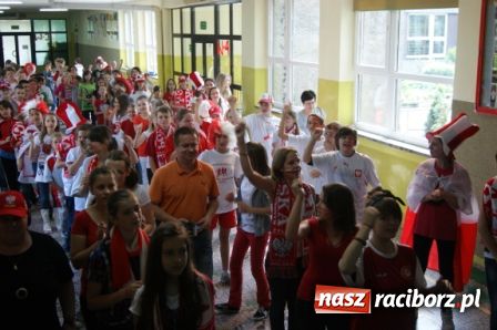 Zdjęcie w galerii na portalu naszraciborz.pl: SP 1 - kibicuje wiadomości z regionu