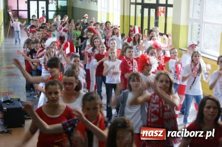 Zdjęcie w galerii na portalu naszraciborz.pl: SP 1 - kibicuje wiadomości z regionu