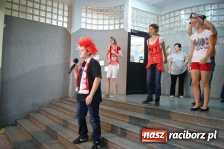 Zdjęcie w galerii na portalu naszraciborz.pl: SP 1 - kibicuje wiadomości z regionu