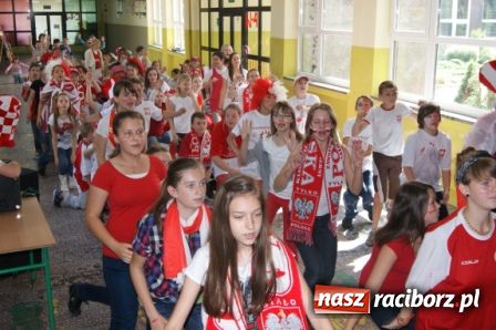 Zdjęcie w galerii na portalu naszraciborz.pl: SP 1 - kibicuje wiadomości z regionu