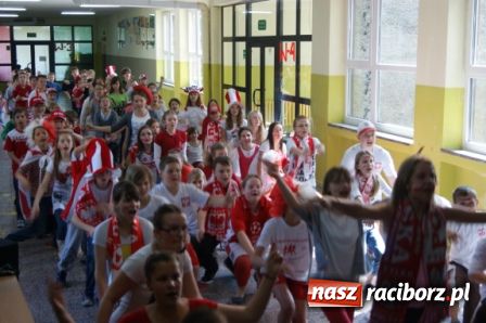 Zdjęcie w galerii na portalu naszraciborz.pl: SP 1 - kibicuje wiadomości z regionu