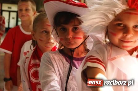 Zdjęcie w galerii na portalu naszraciborz.pl: SP 1 - kibicuje wiadomości z regionu