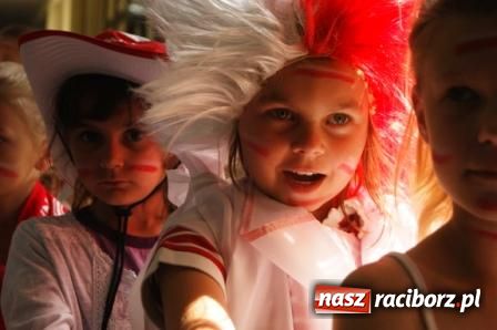 Zdjęcie w galerii na portalu naszraciborz.pl: SP 1 - kibicuje wiadomości z regionu