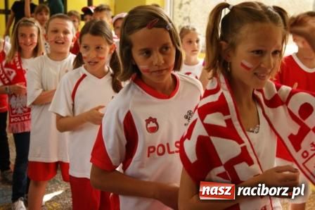 Zdjęcie w galerii na portalu naszraciborz.pl: SP 1 - kibicuje wiadomości z regionu