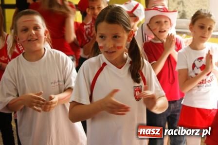 Zdjęcie w galerii na portalu naszraciborz.pl: SP 1 - kibicuje wiadomości z regionu